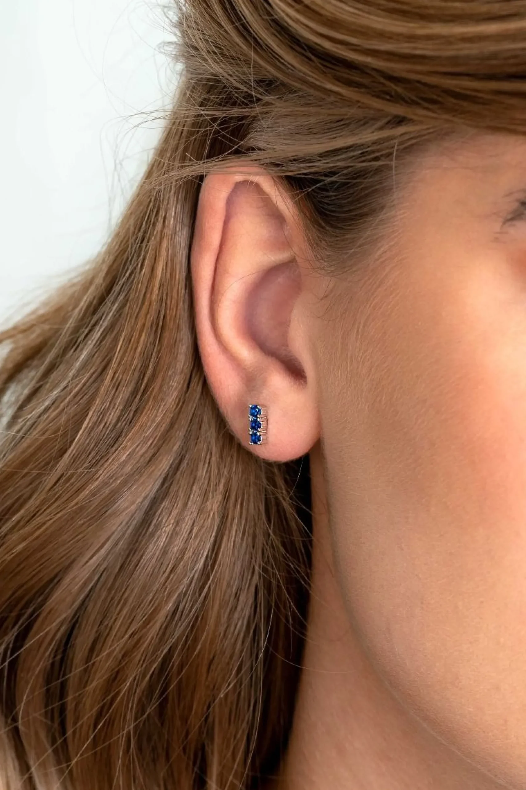 Hot Zinzi zilveren oorknoppen 8mm staafje chaton gezet donkerblauw ZIO2127B