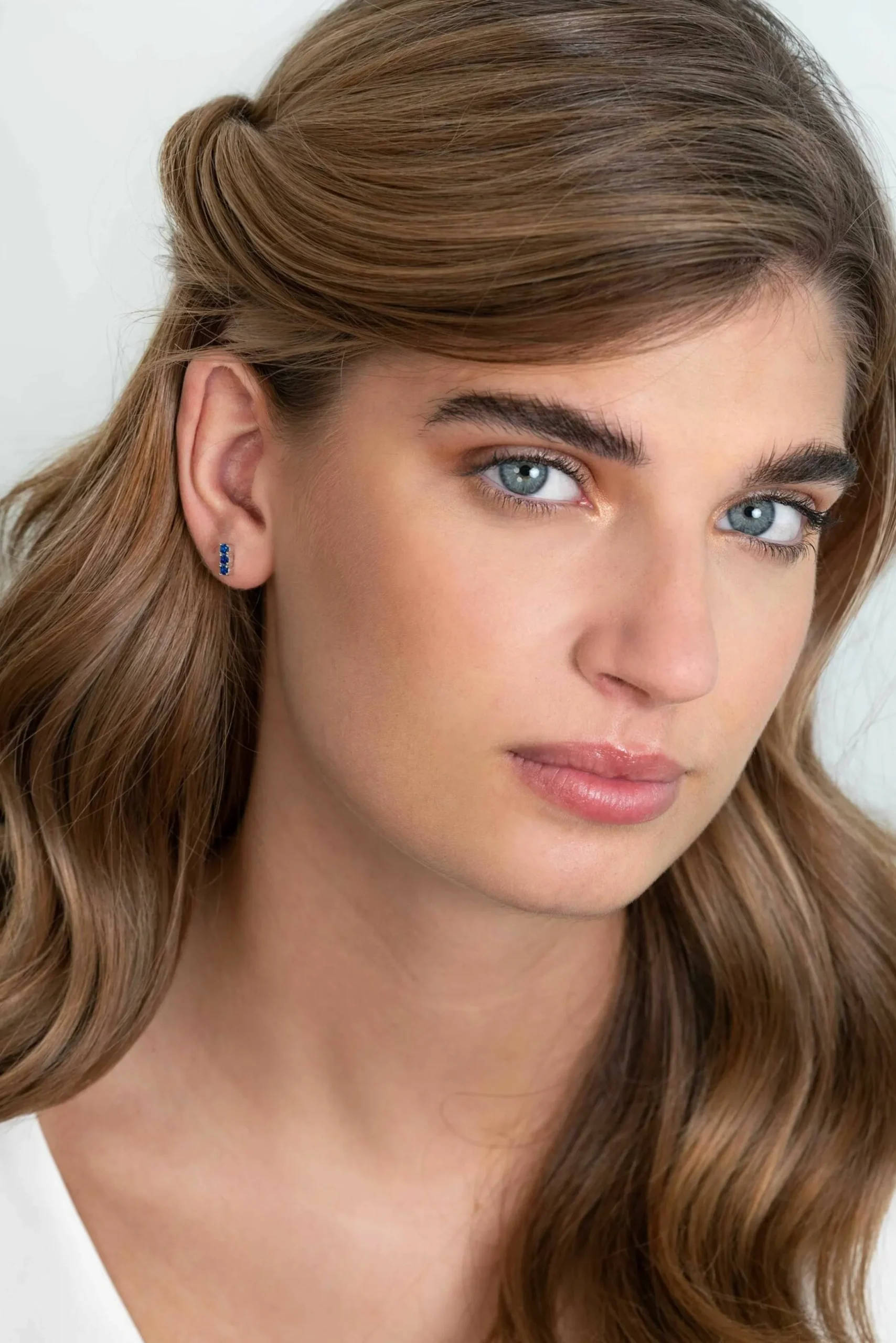 Hot Zinzi zilveren oorknoppen 8mm staafje chaton gezet donkerblauw ZIO2127B
