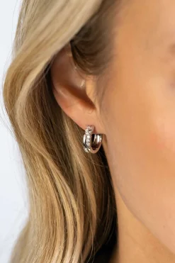 New Zinzi zilveren oorringen (15mm), waarbij twee banen speels over elkaar heen lopen. Met luxe scharniersluiting. ZIO2399