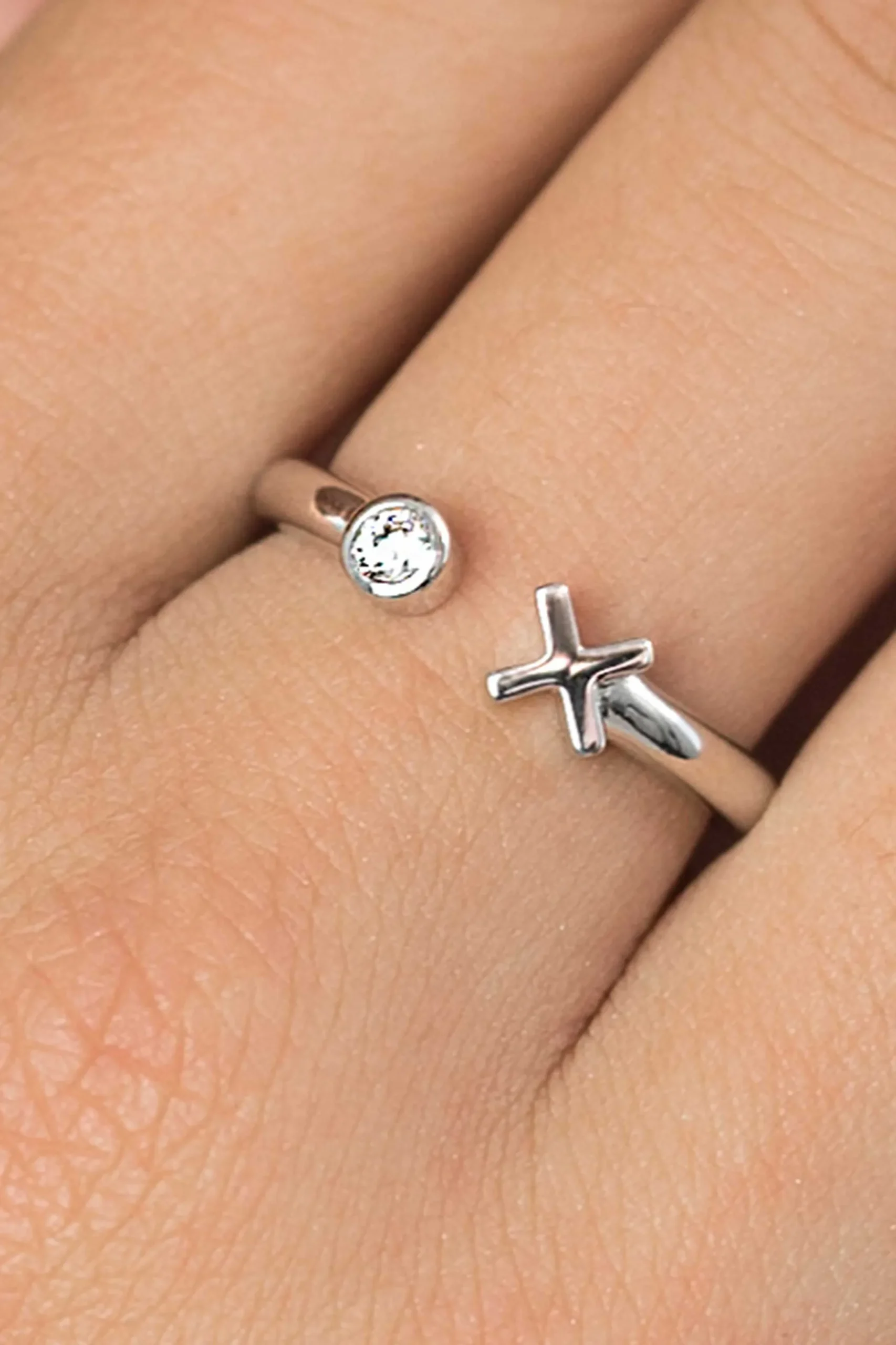 Online Zinzi zilveren open ring kruisje rond wit ZIR1821