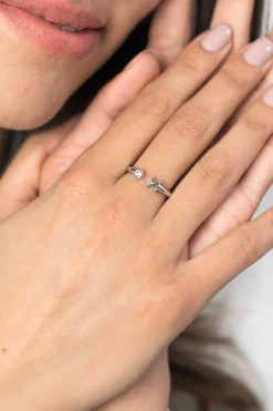 Online Zinzi zilveren open ring kruisje rond wit ZIR1821