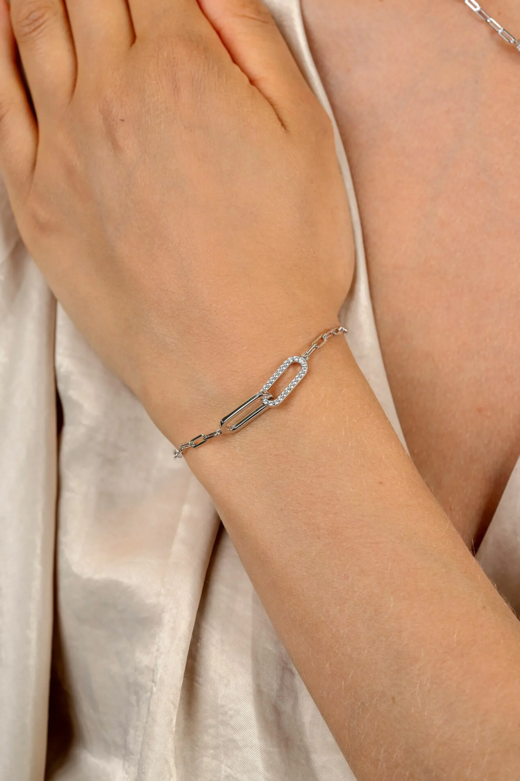Discount Zinzi zilveren paperclip schakelarmband met twee verbonden ovale schakels bezet met witte zirkonia's 17-20cm ZIA2690