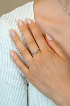 Outlet Zinzi zilveren ring 2 hartjes met elkaar verbonden, 1 hart bezet met witte zirconia's ZIR2493
