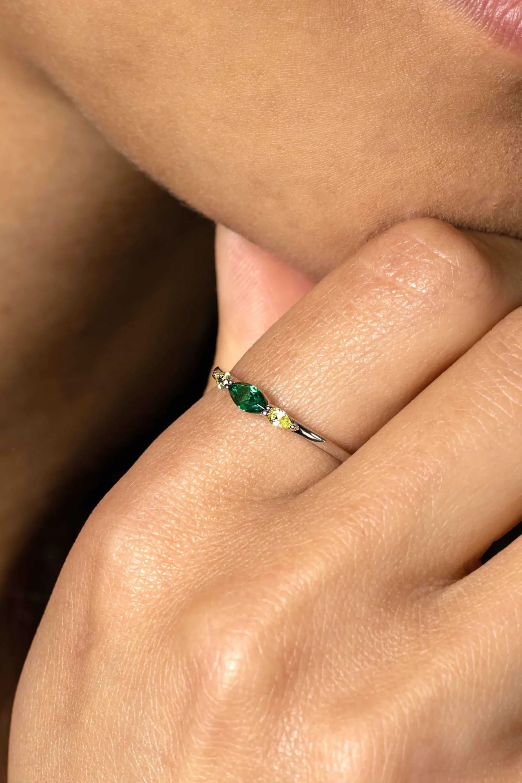 Online Zinzi zilveren ring bezet met ovale zirconia's in groen en geel ZIR2499