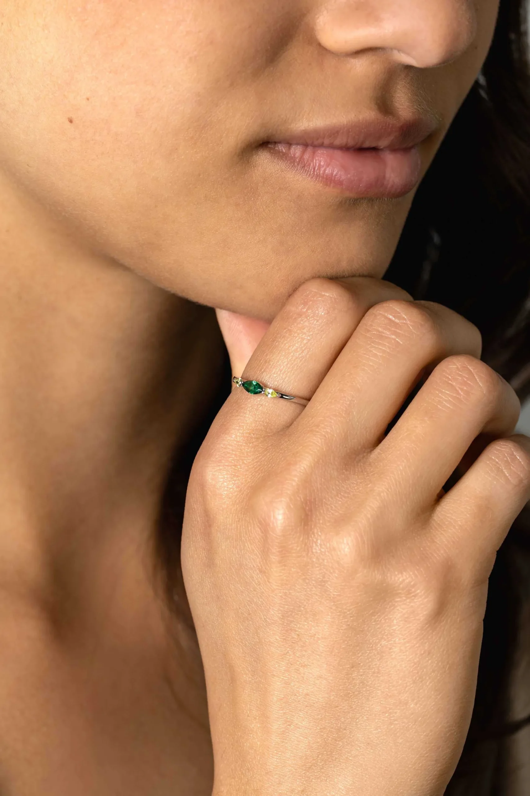 Online Zinzi zilveren ring bezet met ovale zirconia's in groen en geel ZIR2499