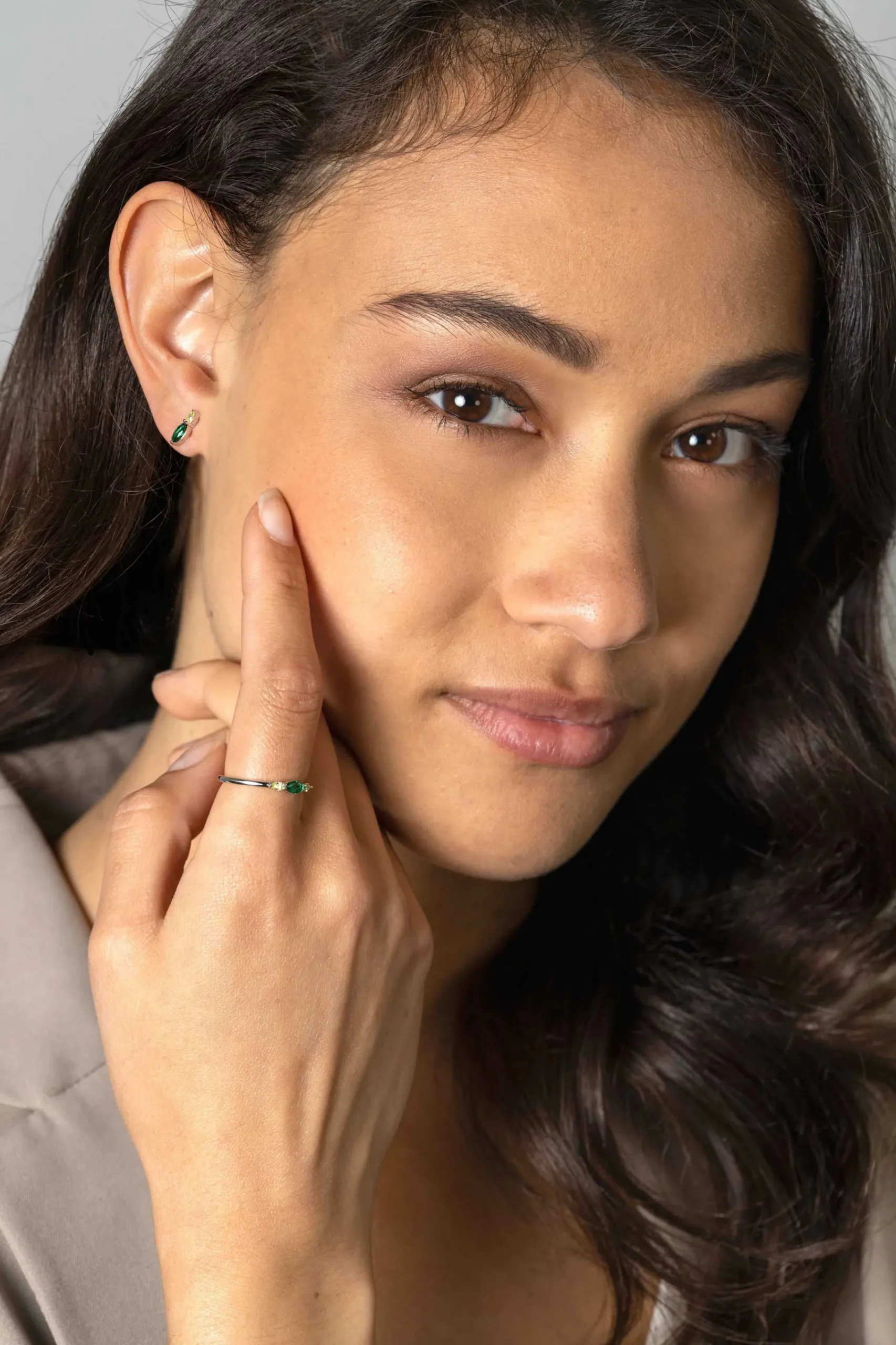 Online Zinzi zilveren ring bezet met ovale zirconia's in groen en geel ZIR2499