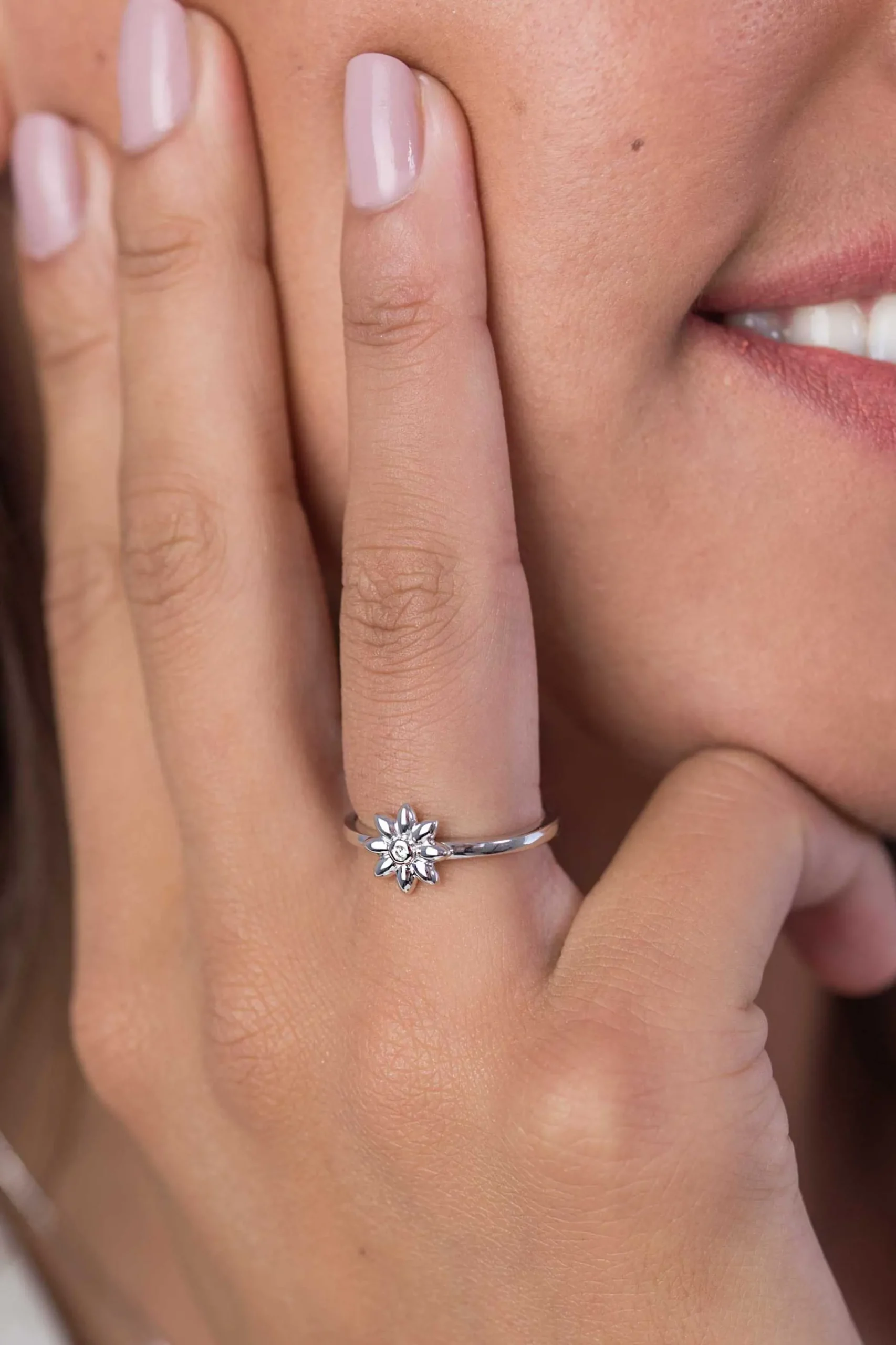 Clearance Zinzi zilveren ring bloem wit 9mm ZIR1888