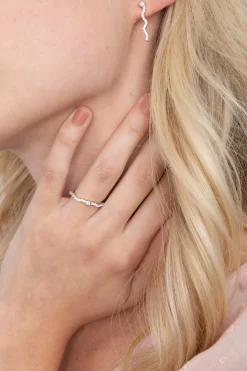 Online Zinzi zilveren ring golvend 'waves' wit ZIR2014