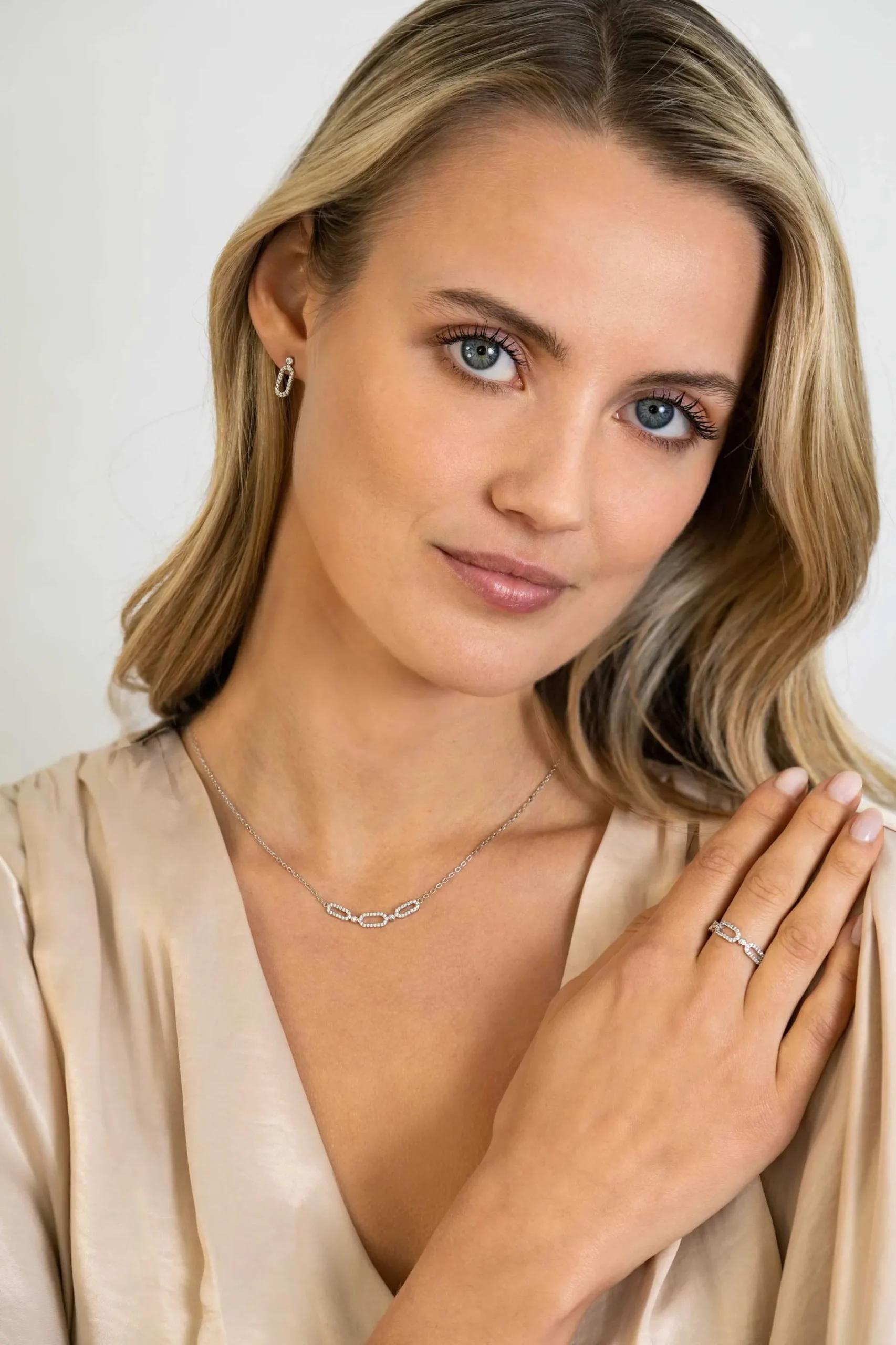 Sale Zinzi zilveren ring met drie trendy ovale schakels, schitterend bezet met witte zirconia's ZIR2398
