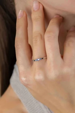 Clearance Zinzi zilveren ring met ronde chatonzettingen paarse en licht blauwe kleurstenen 3mm breed ZIR2564
