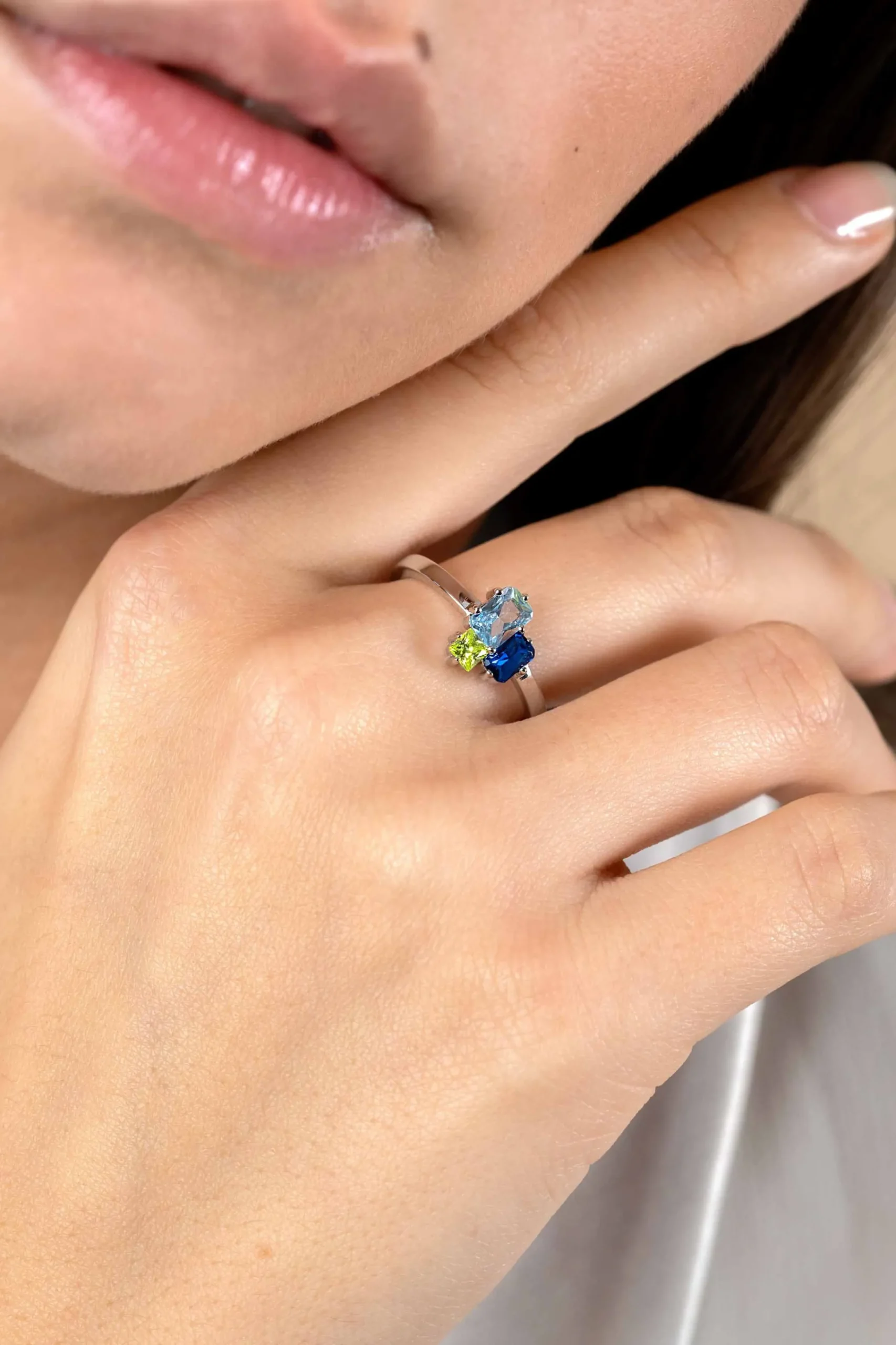 Online Zinzi zilveren ring met rechthoekige zettingen, bezet met licht groene, licht blauwe en saffier blauwe kleurstenen ZIR2496