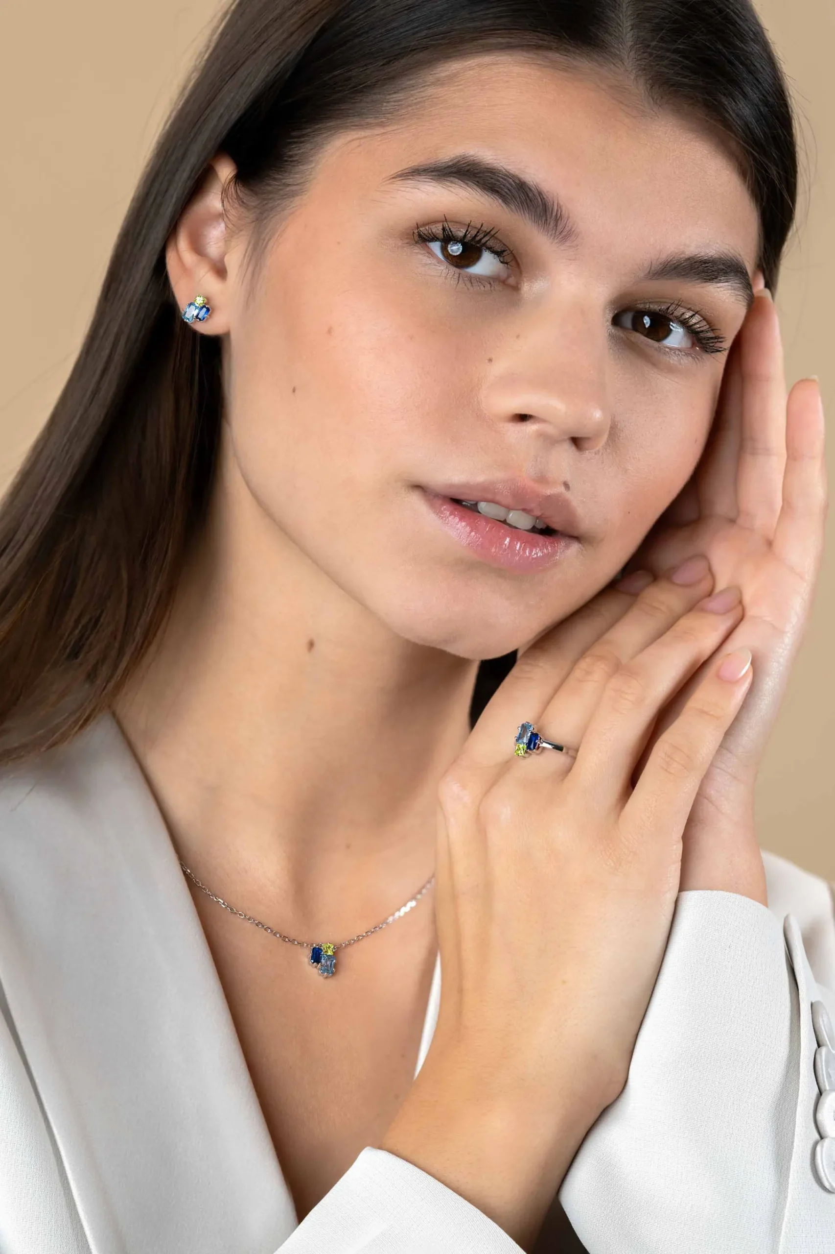 Online Zinzi zilveren ring met rechthoekige zettingen, bezet met licht groene, licht blauwe en saffier blauwe kleurstenen ZIR2496