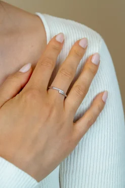 Online Zinzi zilveren ring (4mm breed) slagmodel bezet met witte zirkonia’s ZIR2729