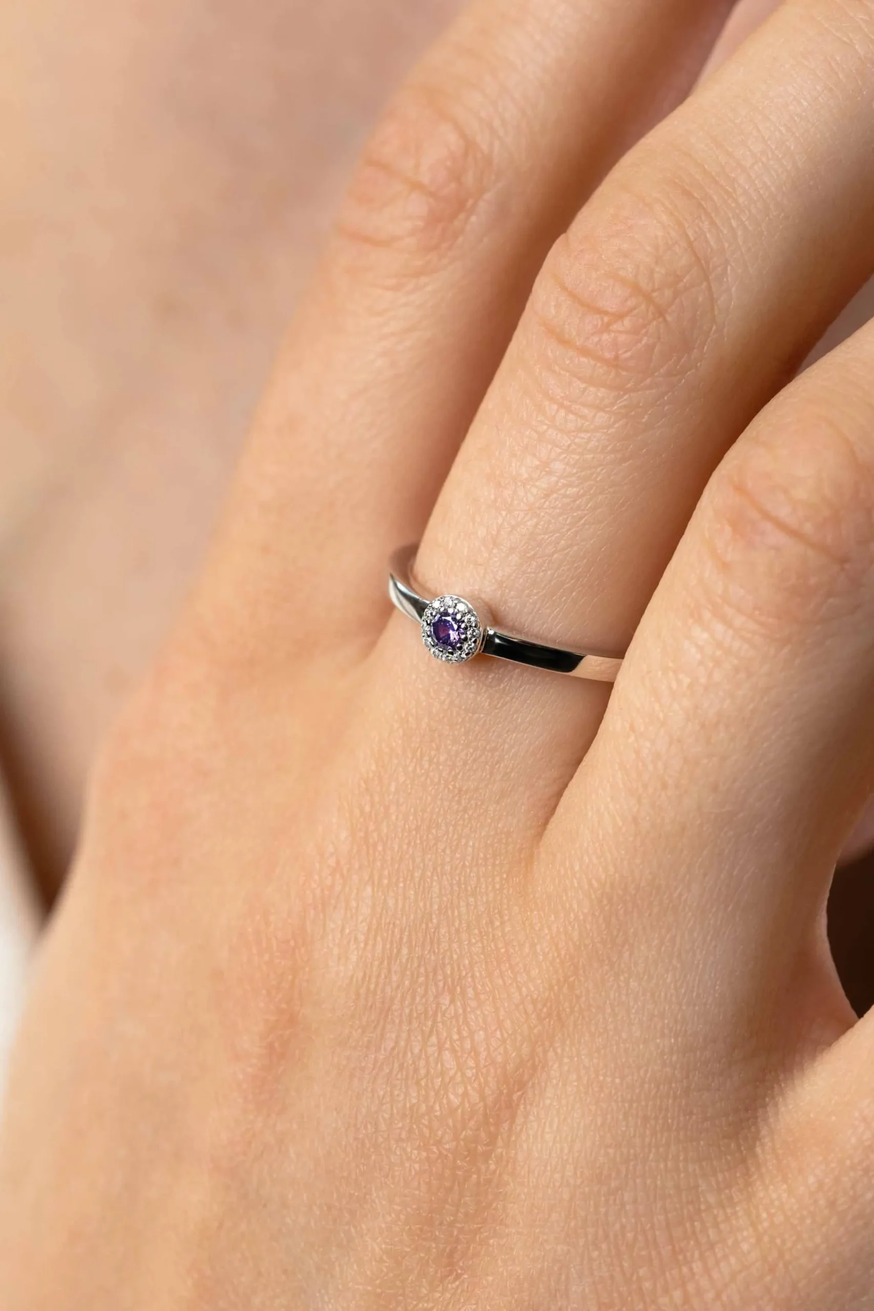 Online Zinzi zilveren ring ronde zetting met paarse kleursteen en rondom witte zirconia's 4,5mm breed ZIR2561