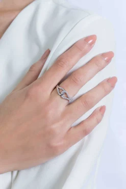 Best Zinzi zilveren ring symboliseert verbondenheid met witte zirconia's ZIR2119