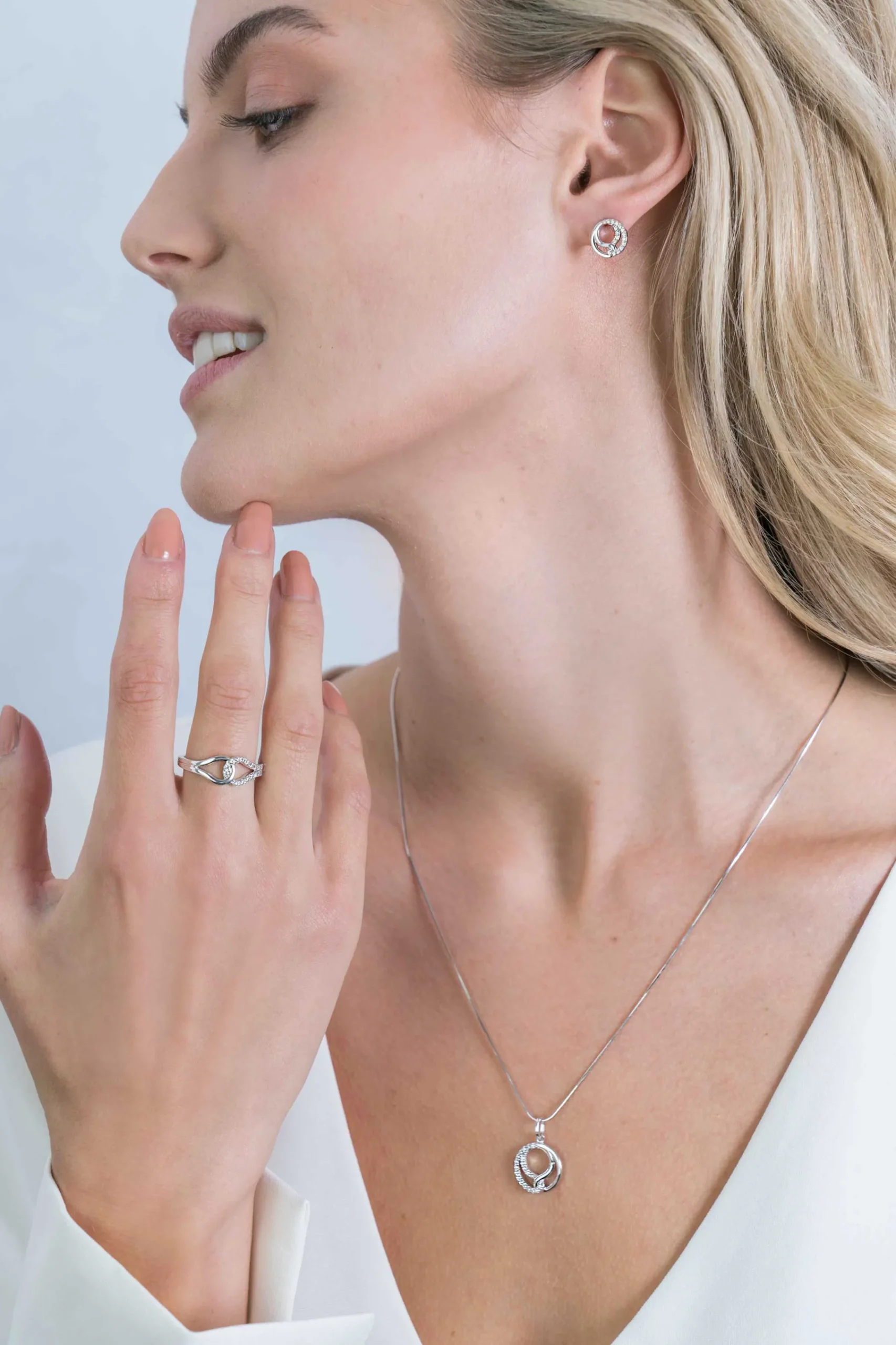 Best Zinzi zilveren ring symboliseert verbondenheid met witte zirconia's ZIR2119