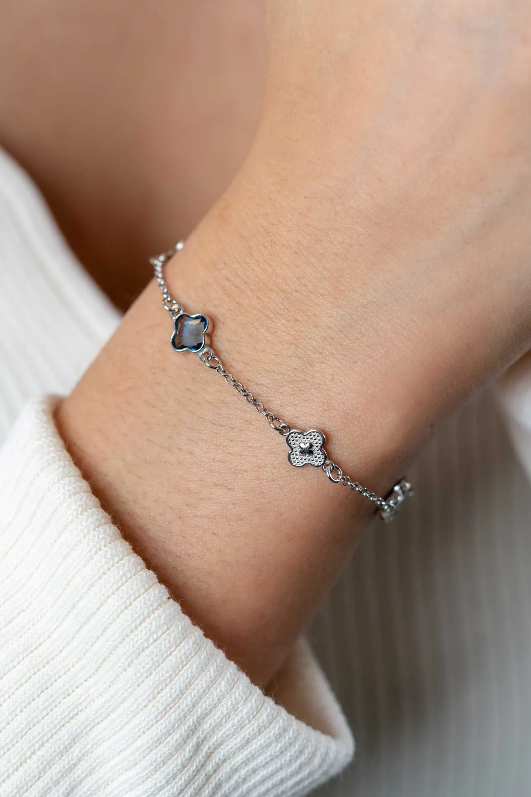 Best Zinzi zilveren schakel armband met twee zilveren en drie blauwe klavers 16-19cm ZIA2582
