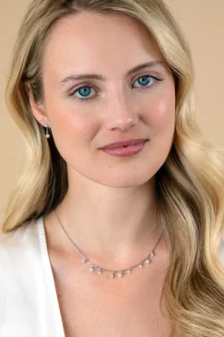 Outlet Zinzi zilveren schakelketting met negen ronde witte glasparels in verschillende groottes, speels verdeeld over de ketting 40-45cm ZIC2623