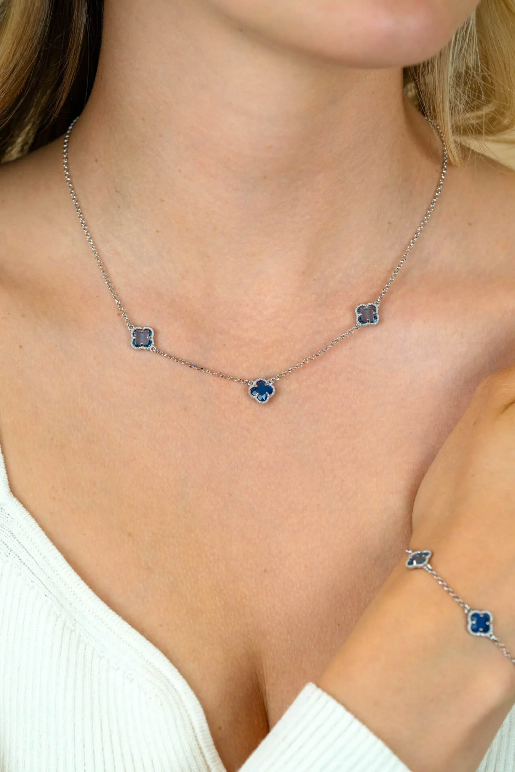 Online Zinzi zilveren schakelketting met twee lichtblauwe klavers en een donkerblauwe klaver 42-45cm ZIC2663B