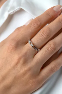 Online Zinzi zilveren schakelring met vierkante schakels, waarvan zes schakels zijn bezet met witte zirconia ZIR2546