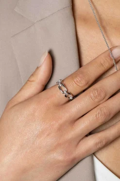 Online Zinzi zilveren stoere schakelring (6mm breed) waarbij drie rechthoekige schakels sierlijk met elkaar zijn verbonden. De verbinding-schakels zijn bezet met witte zirconia's ZIR2494