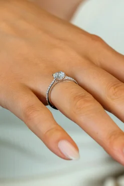 Hot Zinzi zilveren verlovingsring met een grote ronde witte zirkonia (6,5mm) in vierpootszetting en klein hartje aan de zijkant ZIR2696