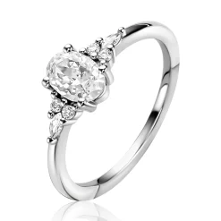 Best Zinzi zilveren verlovingsring met grote ovale witte zirkonia (7mm) en kleinere zirkonia's, met klein hartje aan de zijkant ZIR2698