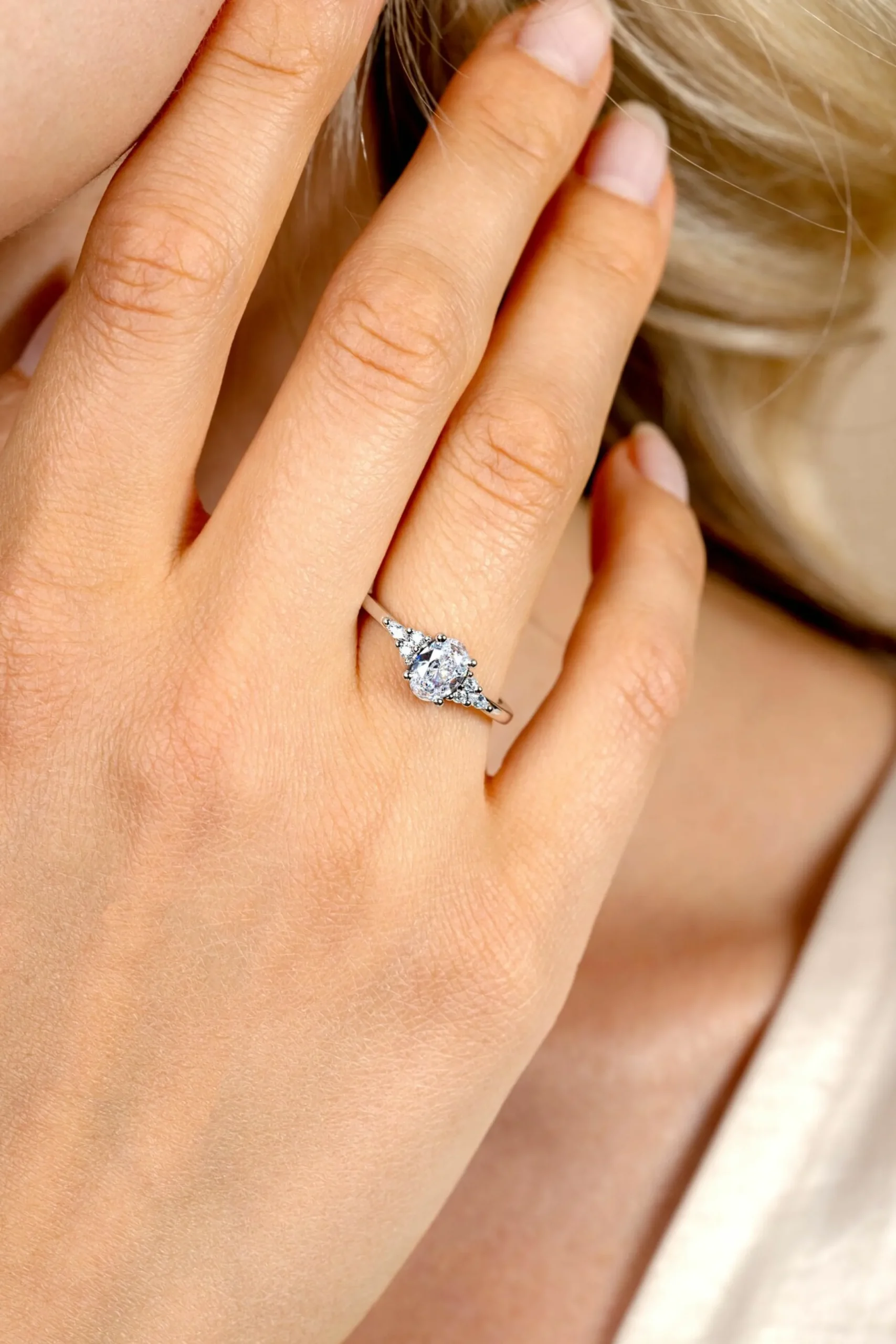 Best Zinzi zilveren verlovingsring met grote ovale witte zirkonia (7mm) en kleinere zirkonia's, met klein hartje aan de zijkant ZIR2698