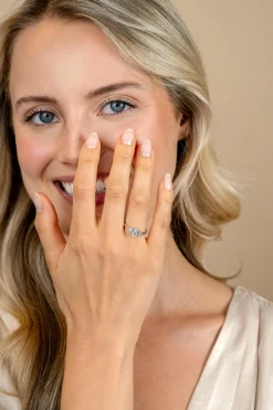 Best Zinzi zilveren verlovingsring met grote ovale witte zirkonia (7mm) en kleinere zirkonia's, met klein hartje aan de zijkant ZIR2698
